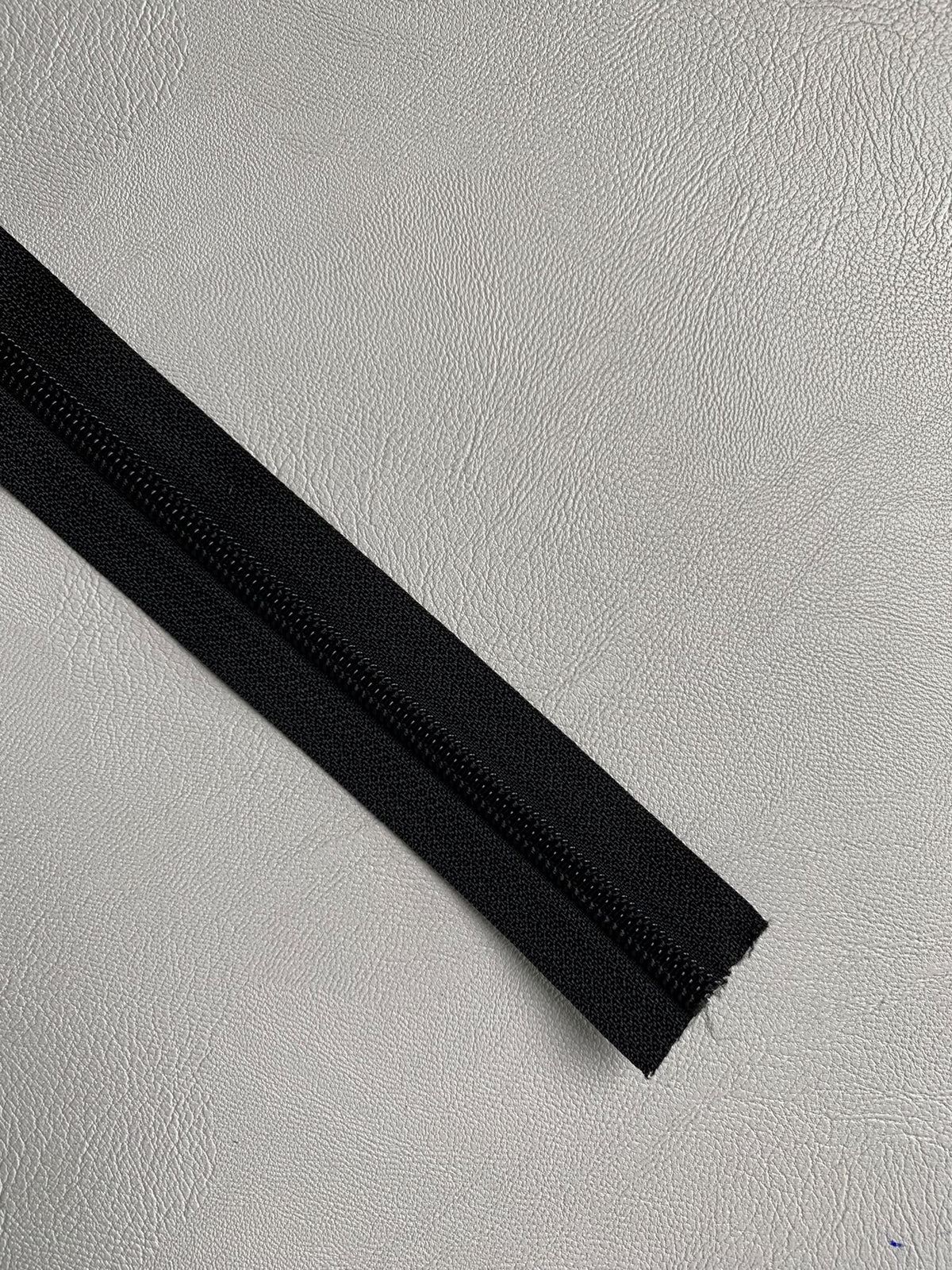 NYLON ZIPPER BY THE MT