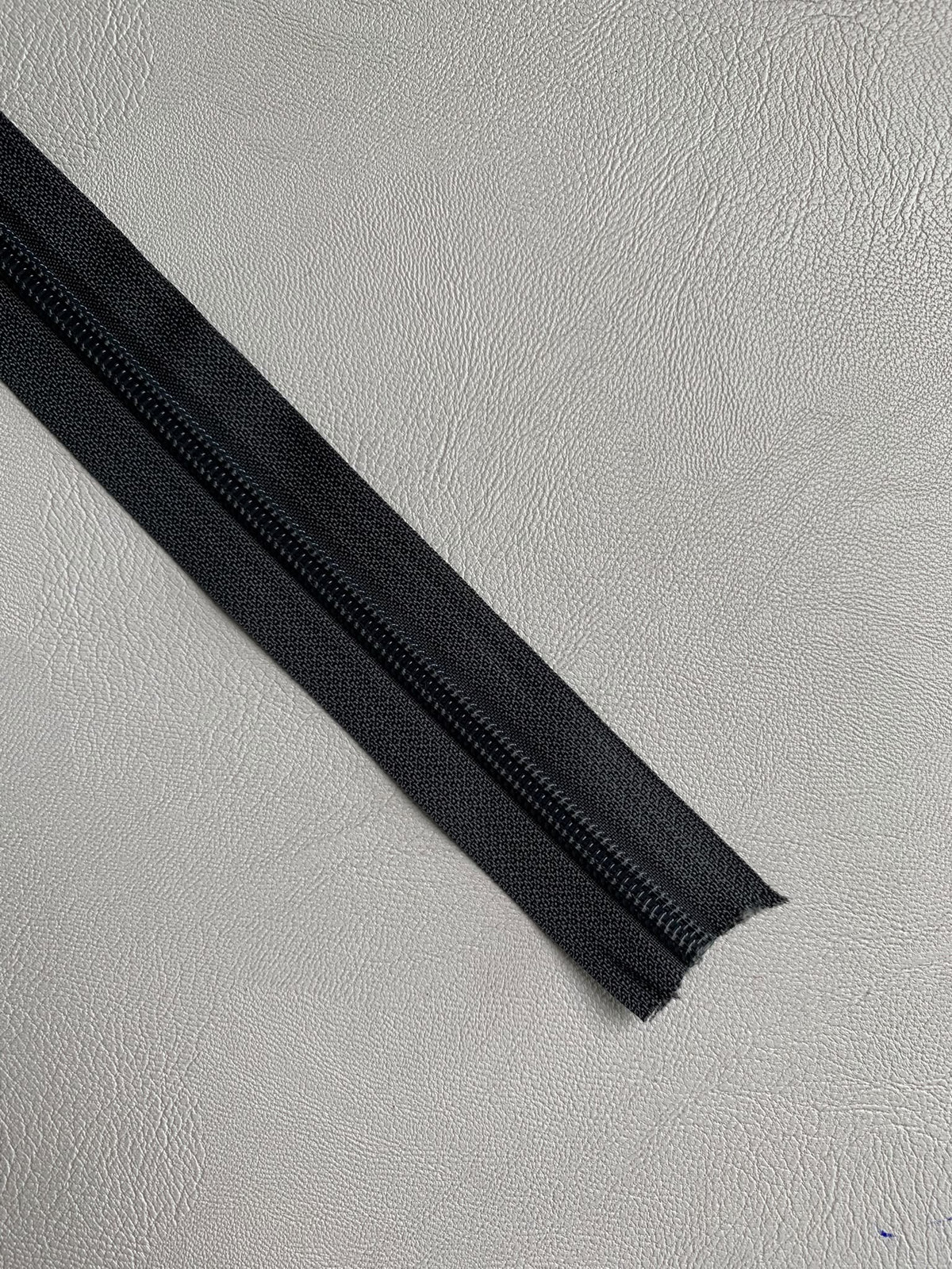 NYLON ZIPPER BY THE MT